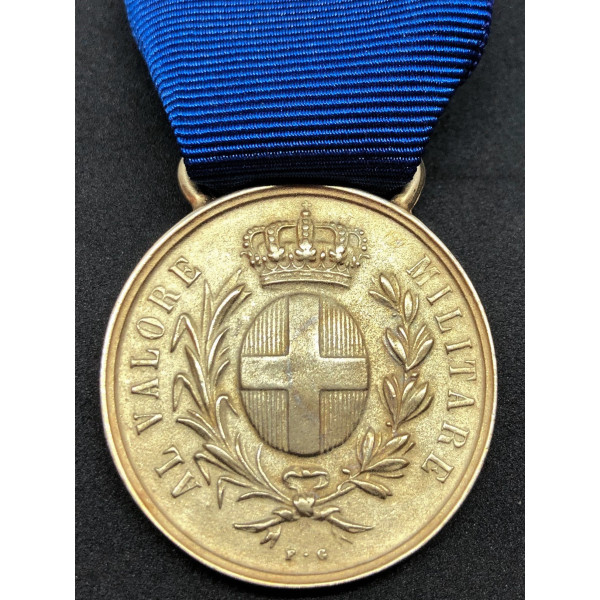 Medal for military valor of the Reign (Gold)