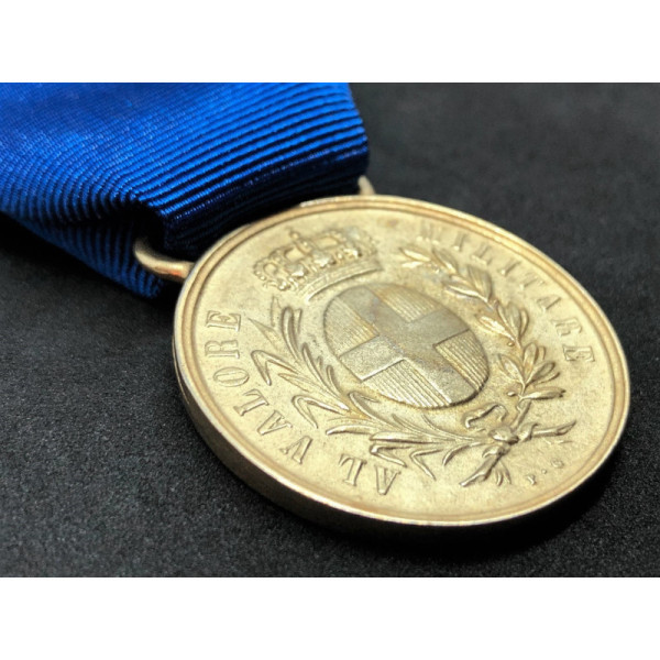 Medal for military valor of the Reign (Gold)