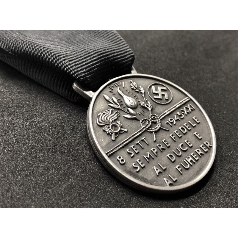 Medaglia Commemorativa delle SS Italiane del 1° Battaglione Volontari Bersaglieri "Benito Mussolini" (Argento)