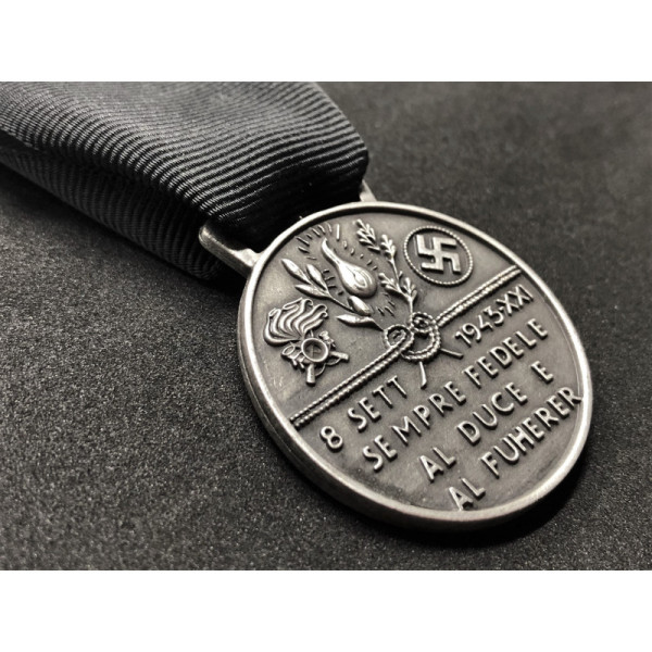 Commemorative Medal of the Italian SS of the "Benito Mussolini" 1st Bersaglieri Volunteer Battalion (Silver)