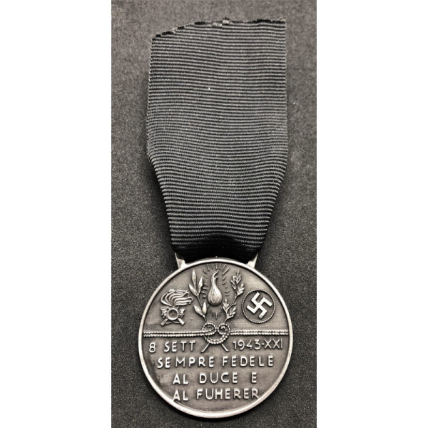 Medaglia Commemorativa delle SS Italiane del 1° Battaglione Volontari Bersaglieri "Benito Mussolini" (Argento)