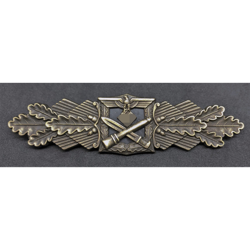 Repro close combat clasp bronze ww2 for reenactment.