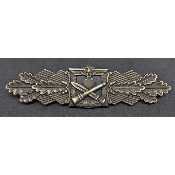 Repro close combat clasp bronze ww2 for reenactment.