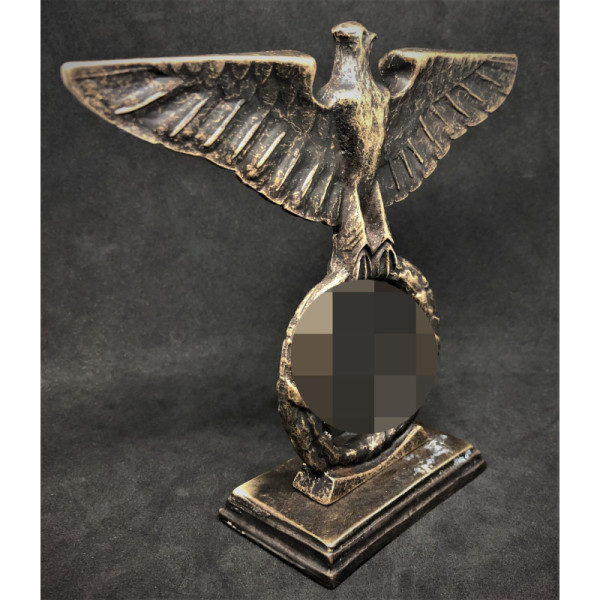 Adler mit Basis