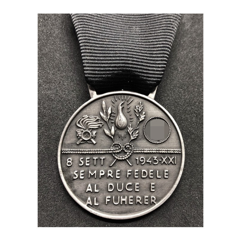 Gedenkmedaille der italienischen SS des 1. Bersaglieri-Freiwilligen-Bataillons "Benito Mussolini" (Silber)