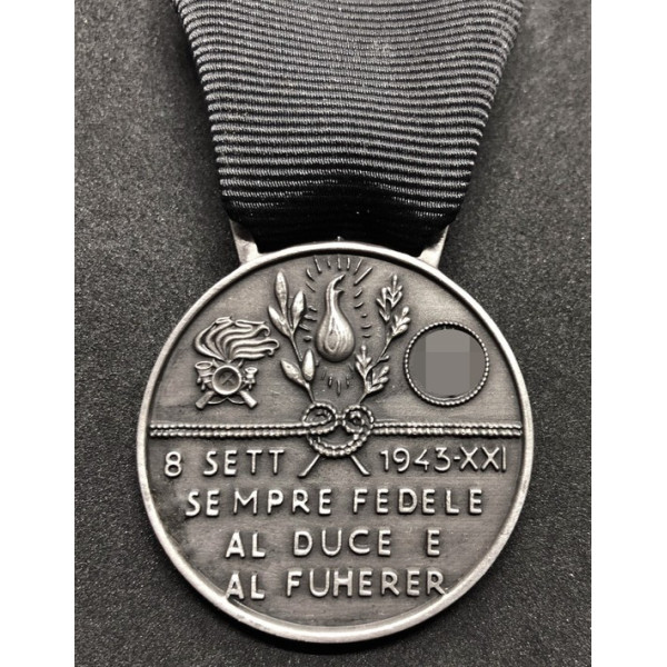 Medaglia Commemorativa delle SS Italiane del 1° Battaglione Volontari Bersaglieri "Benito Mussolini" (Argento)