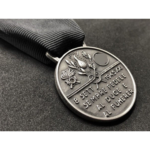 Gedenkmedaille der italienischen SS des 1. Bersaglieri-Freiwilligen-Bataillons "Benito Mussolini" (Silber)