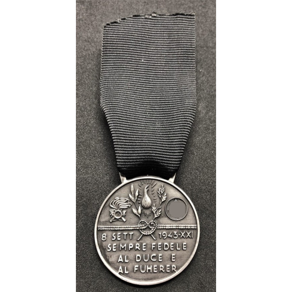 Commemorative Medal of the Italian SS of the "Benito Mussolini" 1st Bersaglieri Volunteer Battalion (Silver)