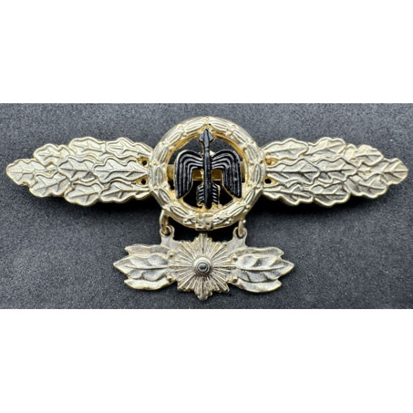 Short Range Day Fighter Clasp with Star Pendant (Gold)