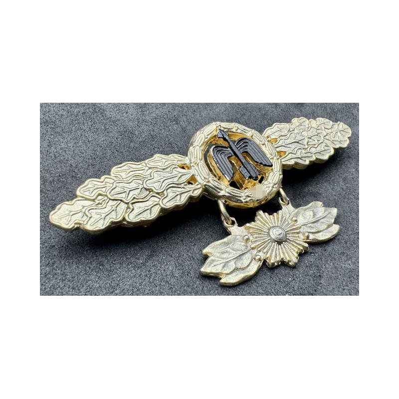 Short Range Day Fighter Clasp with Star Pendant (Gold)