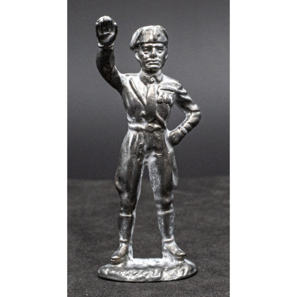 Statuetta di Mussolini che fa il Saluto Romano