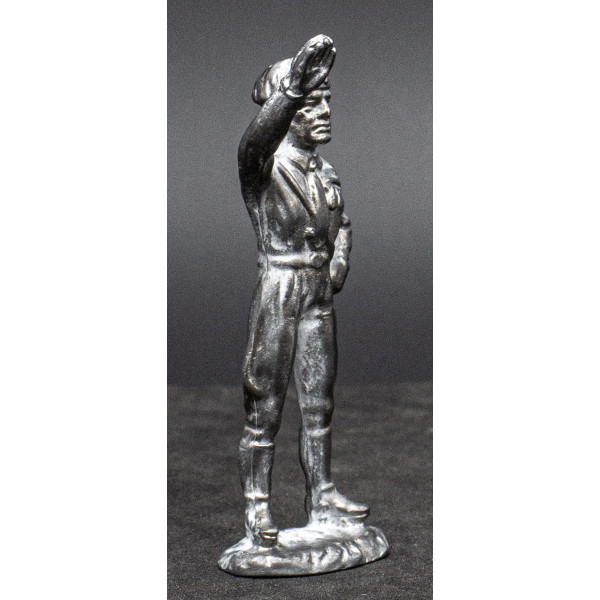 Statuetta di Mussolini che fa il Saluto Romano