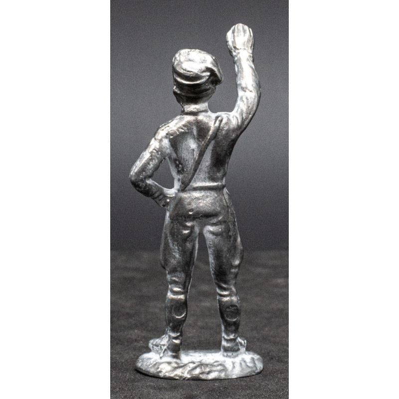 Statuette von Mussolini beim römischen Gruß