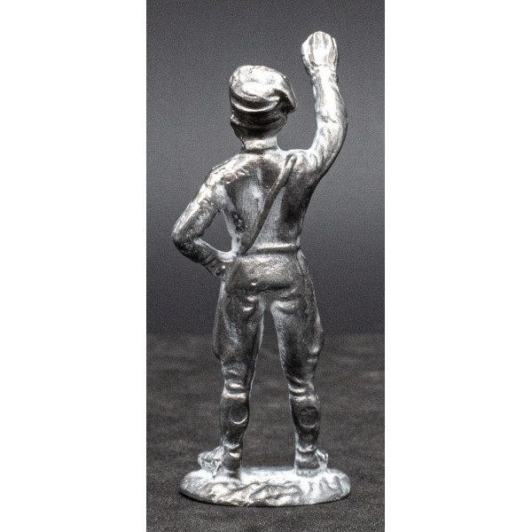 Statuetta di Mussolini che fa il Saluto Romano