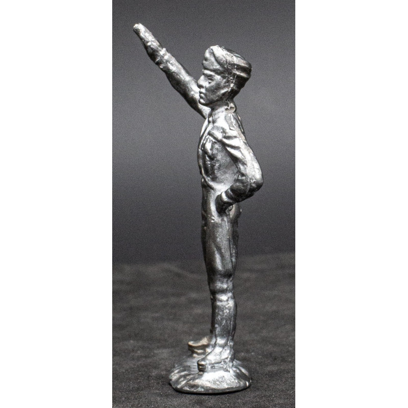 Statuette von Mussolini beim römischen Gruß