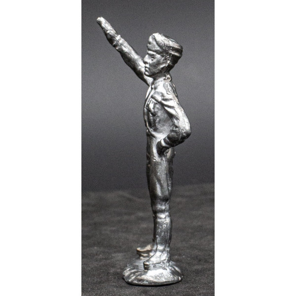 Statuetta di Mussolini che fa il Saluto Romano