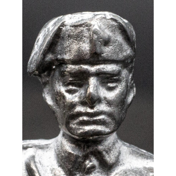 Statuetta di Mussolini che fa il Saluto Romano