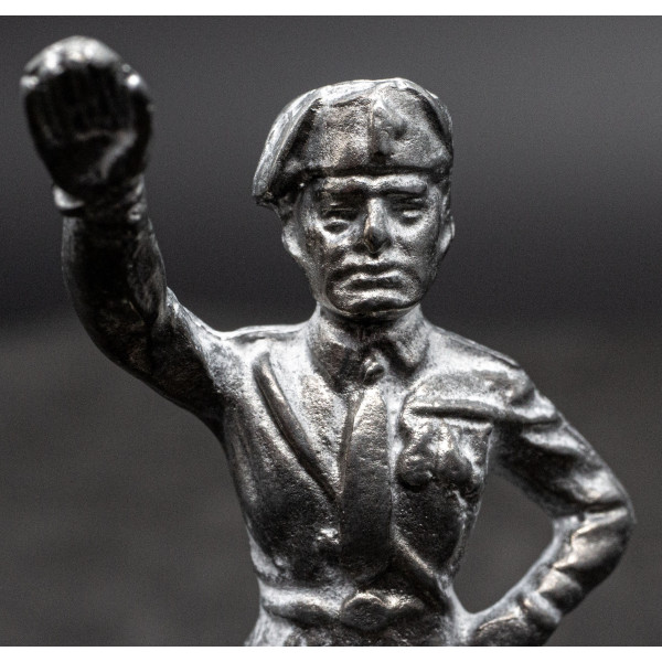 Statuetta di Mussolini che fa il Saluto Romano 2