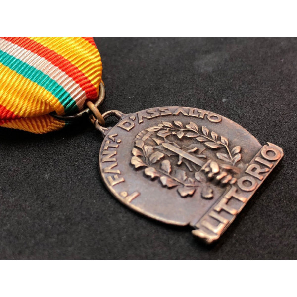 Commemorative Medal of the 1st Regiment of the Littorio Division