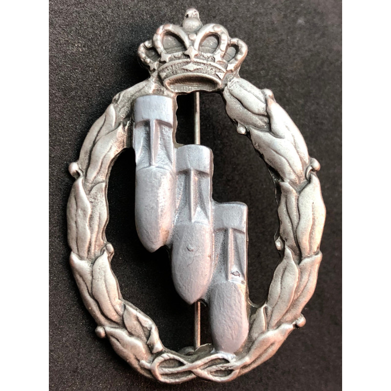 Badge for War Actions, Bombers - of RR.AA. (Silver)
