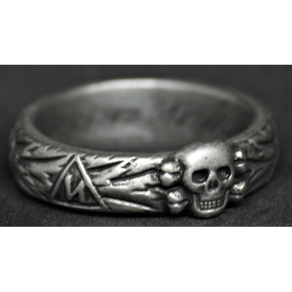 -Totenkopfring di Panzer Meyer