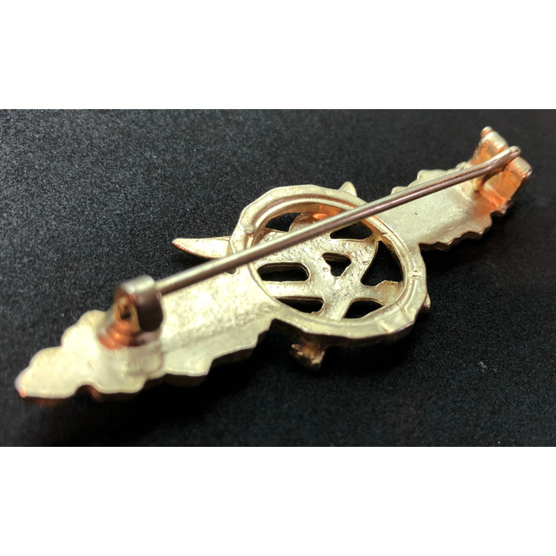 Close Combat Clasp (Gold)