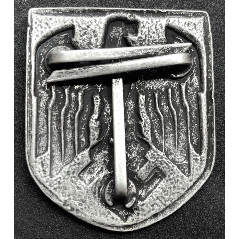 Heer Tropical (Pith) Helmet Insignia (Eagle)